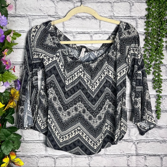 [🌼3/$30🌼Solemio Abstract Printed Flutter Sleeve Blouse Size Small - Picture 1 of 14